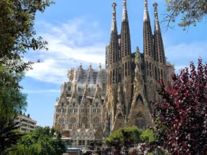 Viva Barcelona! – Od Gaudiego po Magiczne Montserrat!